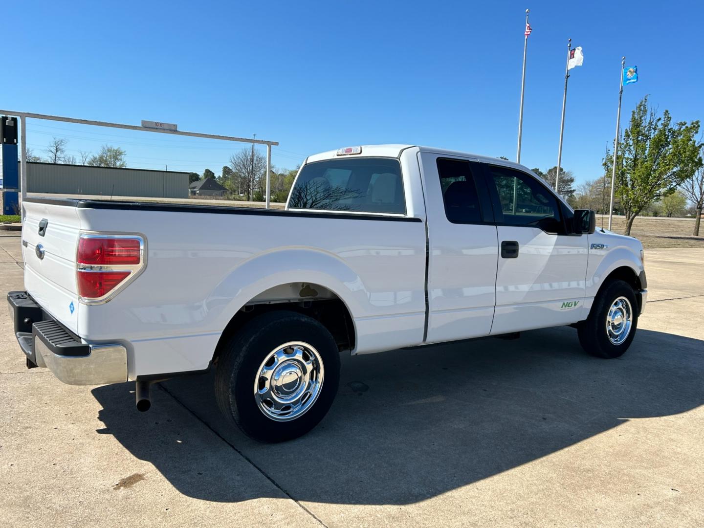 2014 White /Gray Ford F-150 XLT SuperCab 8-ft. Bed 2WD (1FTEX1CM9EK) with an 3.7L V6 DOHC 24V engine, 6-Speed Automatic transmission, located at 17760 Hwy 62, Morris, OK, 74445, (918) 733-4887, 35.609104, -95.877060 - 2014 FORD F-150 XLT SUPERCAB 8-ft. BED 2WD 3.7L V6 FEATURES KEYLESS REMOTE ENTRY, POWER LOCKS, POWER WINDOWS, AM/FM STEREO, SIRIUS XM STEREO, CD PLAYER, AUXILLARY PORT, HANDS-FREE BLUETOOTH CALLING, CRUISE CONTROL, TRACTION CONTROL, MULTI-FUNCTIONING STEERING WHEEL CONTROLS. HAS 169,145 MILES WITH 2 - Photo#4